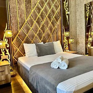 Zimmer mit Kingsize-Bett